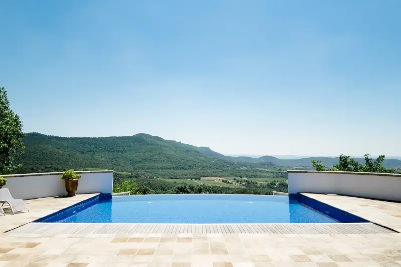 Piscine à débordement.